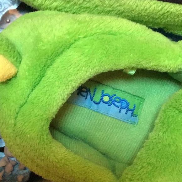 Kids Adorable Slippers No Size Tag Sole Measures 8” on Bottom from toe to heel - Picture 4 of 4